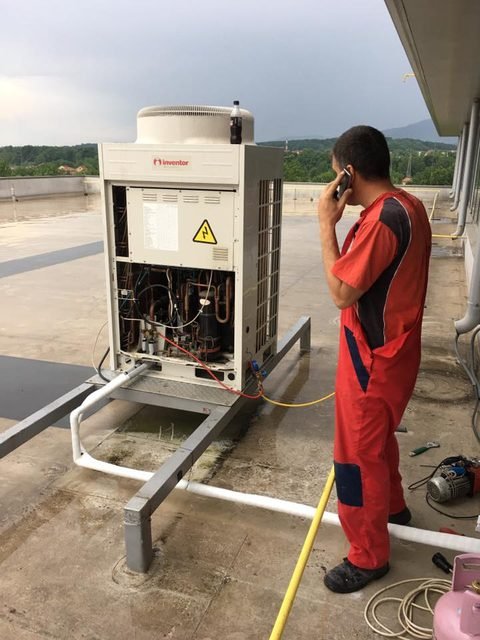 Ugradnja i servis toplotne pumpe na terenu — ekipa Ventilacija Pro